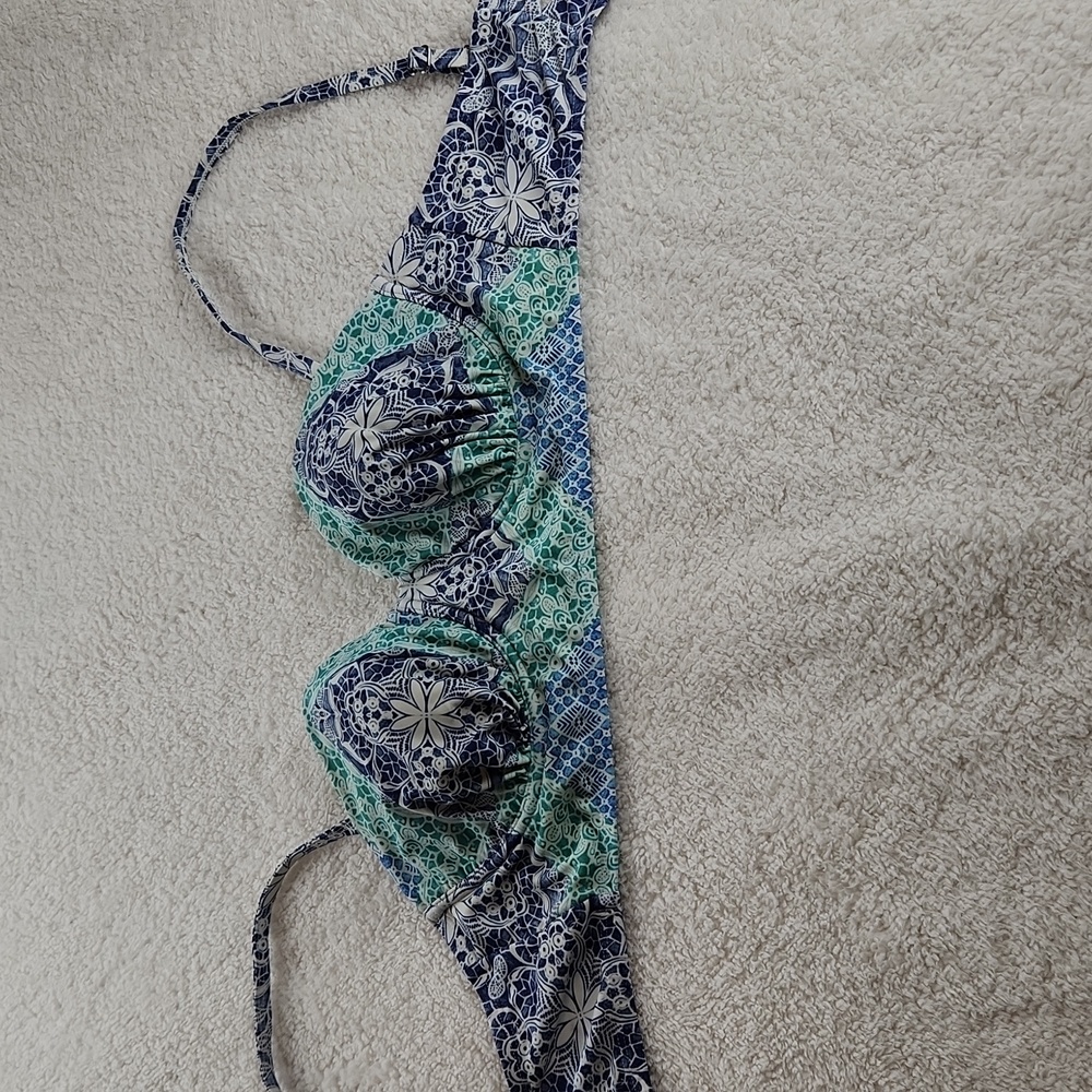 Swim sexy size 18w bikini, top only... So pretty!!! White, Blue Floral